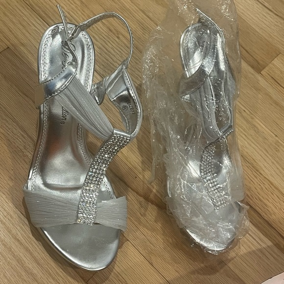 Brand New - Never Worn Silver Heels ✨Belize De Blossom Collection *Size 6 1/2 - Picture 2 of 9